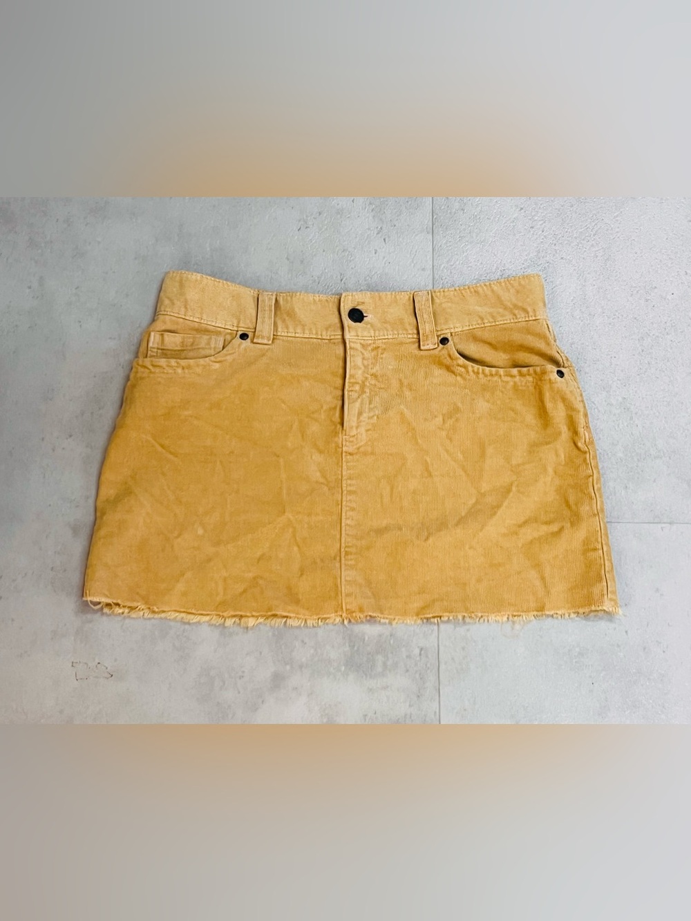 OLD NAVY Corduroy Mini Skirt
Women's‎ Sz 6 Tan Raw Hem